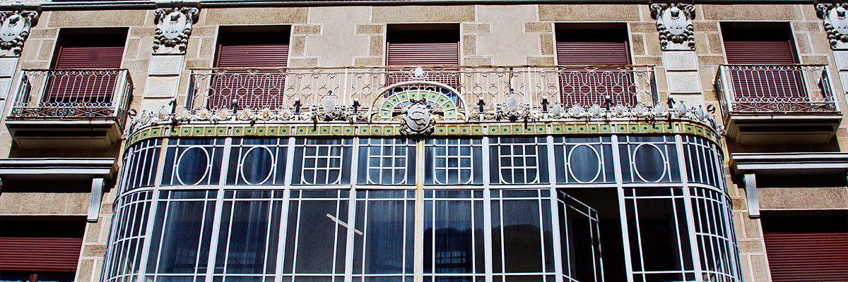 Balcón edificio en Huesca